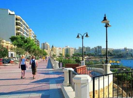 Modern Apartment Steps To St George'S Bay Saint Julian's Exterior photo